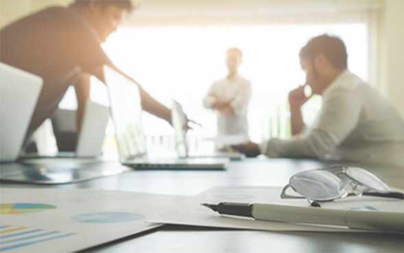 ビジネスマンが会議しているイメージ