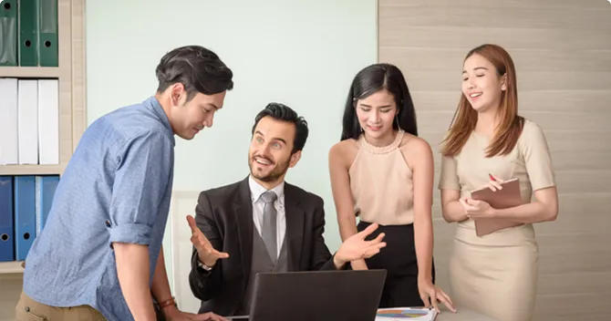 ネイティブ講師が打ち合わせしている様子