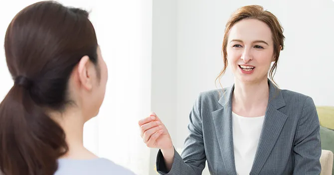 ネイティブ講師がマンツーマンレッスンをしている様子