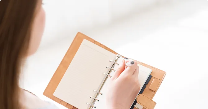 女性がスケジュール調整している様子