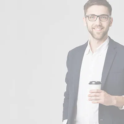 コーヒーを持った笑顔のネイティブ講師の男性