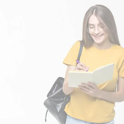 レッスンスケジュールを調整している笑顔のネイティブ講師の女性