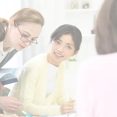 グループで英会話レッスンを受けている女性グループ