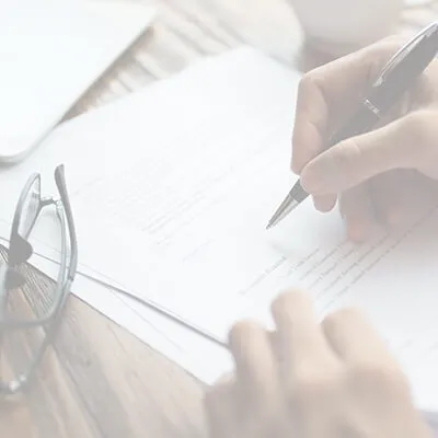 書類を記入しているイメージ