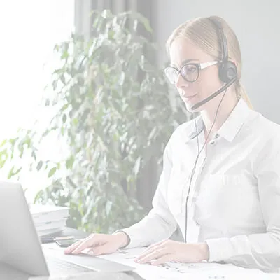 オンラインで授業をしている女性ネイティブ講師のイメージ