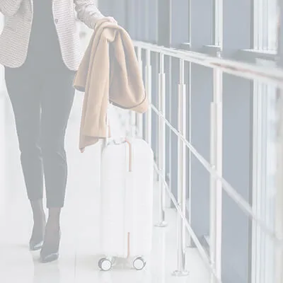 海外赴任に向かう女性の空港でのイメージ