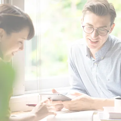カフェで女性と英会話レッスンをする派遣された男性講師