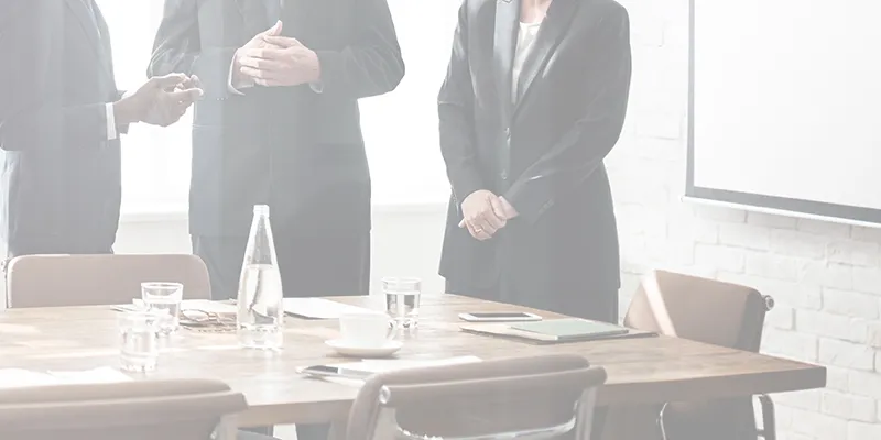 ノートを持った女性が指差しているイメージ