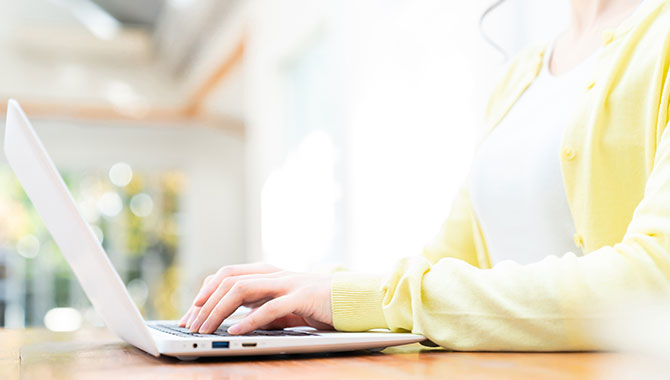 女性がPCでお申し込みをしているイメージ画像