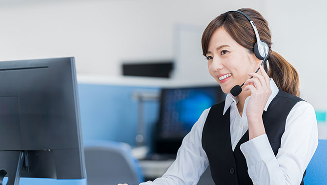 女性が電話越しにお客様対応をしているイメージ画像