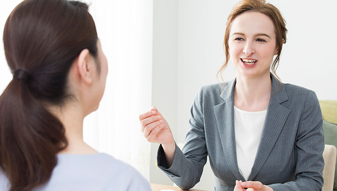 女性講師と女性生徒が英会話レッスンをしているイメージ