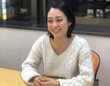 ドイツ語レッスン受講者の加賀美様のインタビューの様子